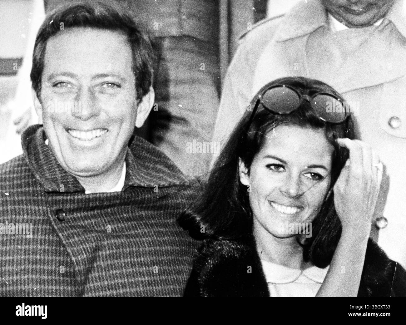 Le chanteur, Andy Williams et son épouse Claudine Longet ont annoncé qu'ils se sépareraient après 8 ans de mariage. 16 mai 1968 Banque D'Images