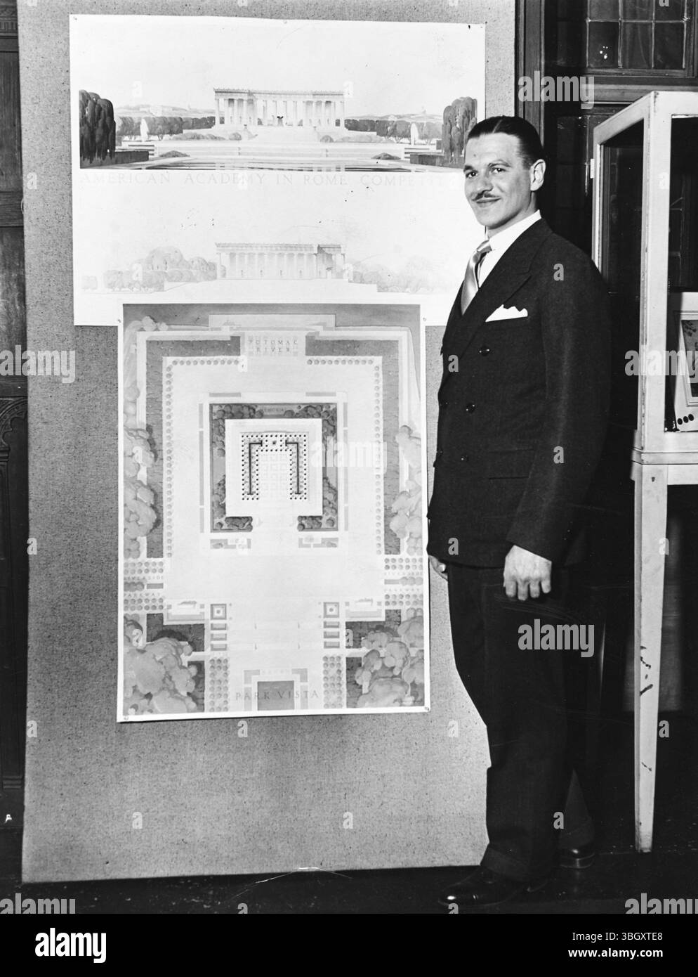 Robert A.Weppner Jr. lauréat du Prix annuel de la Fellowship en architecture de l'Académie de Rome, photographié avec son design primé. 30 mai 1934 Banque D'Images