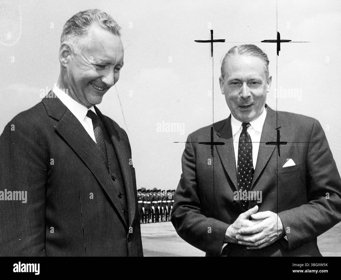 Pierre Messmer (à gauche) - le ministre des Forces armées françaises reçoit M. Harold Watkinson, ministre britannique de la Défense, à son arrivée à l'aéroport militaire Northholt de Londres. 25 juillet 1961 Banque D'Images