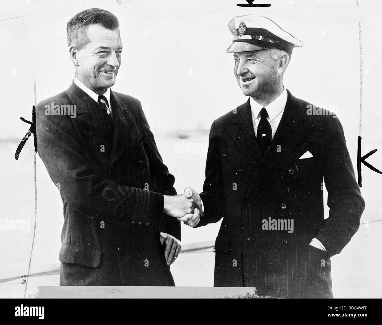 T.G.M. Sopwith (à droite) sportif britannique bien connu et expert du yachting serrant la main du sportif de la société Harold S Vanderbilt, souhaitant à chacun bonne chance dans les prochaines courses de yacht pour la Coupe de l'Amérique. 14 septembre 1934 Banque D'Images