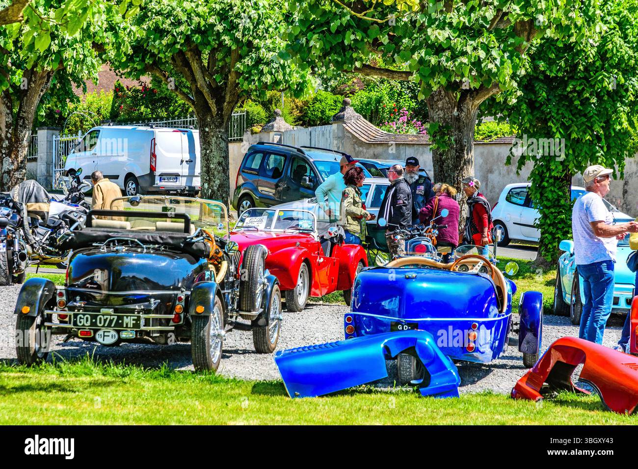 Classic car Meeting - ici avec Burton rouge, Lomax noir et Lomax bleu kit voitures - Preuilly-sur-Claise, Indre-et-Loire (37), France. Banque D'Images