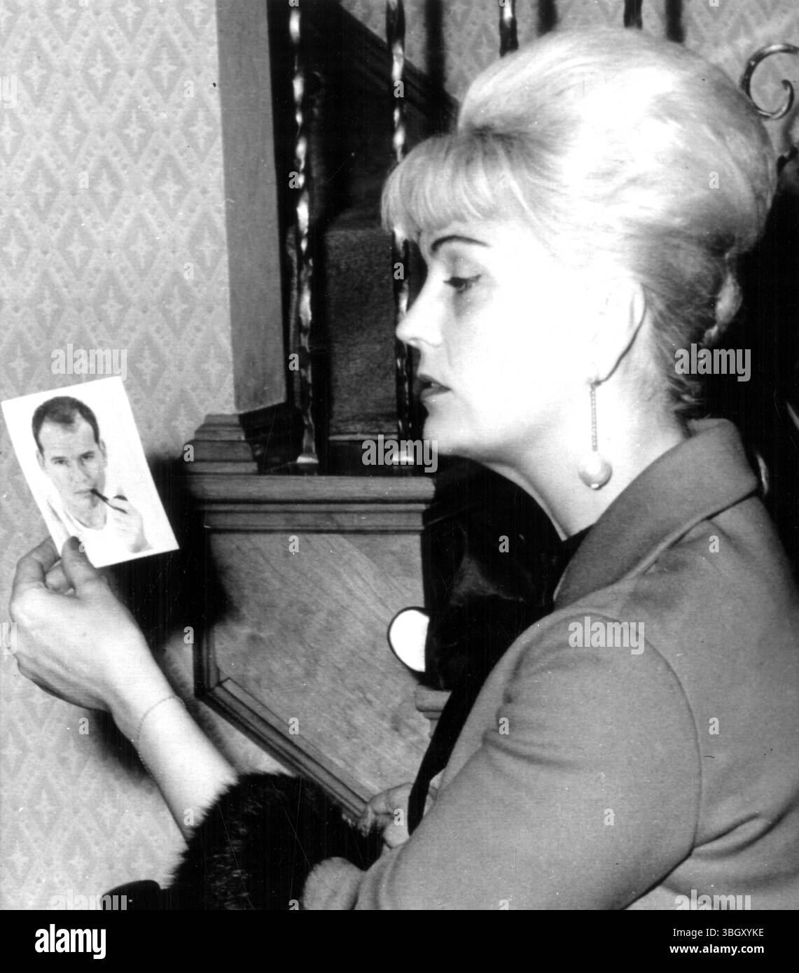 MRS Ariane Tebbenjohanns, 32 ans, divorcée allemande, tient une photo du Dr Sam Shepard (condamné pour le meurtre de sa femme en 1954), elle a annoncé qu'elle s'était fiancée avec lui après avoir correspondu par courrier. Sheppard et Tebbenjohanns divorcent du sinin 1969 29/1/1963 Banque D'Images