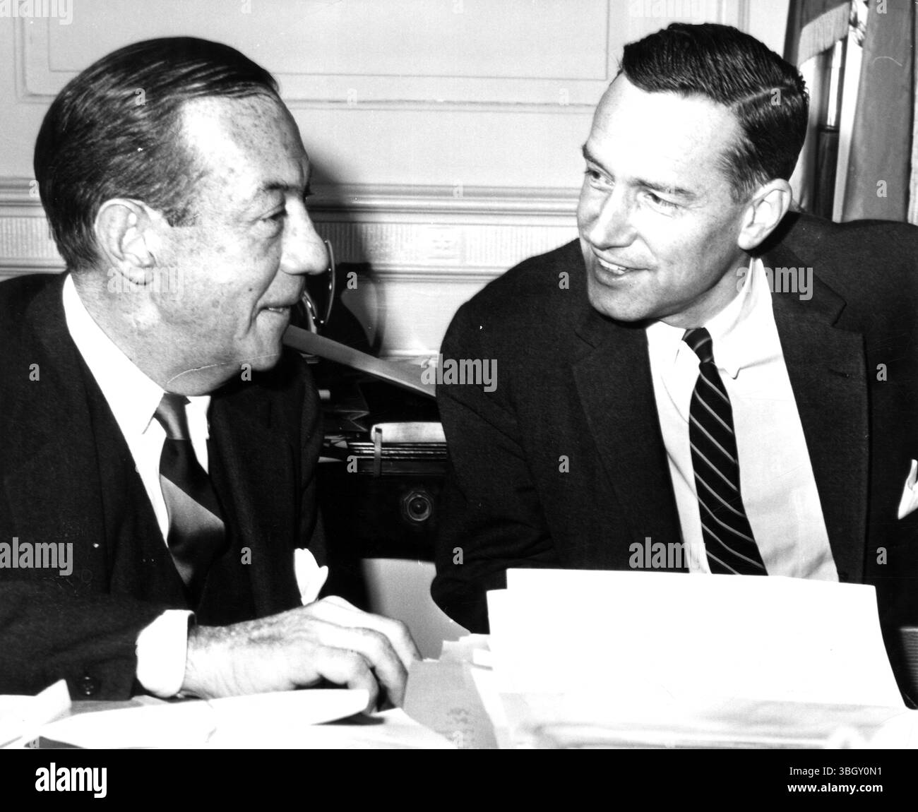 Samuel S. Stratton (à droite) de Schenectady, candidat annoncé pour l'investiture démocrate au poste de gouverneur de New York, rend une visite de courtoisie au maire Robert Wagner à l'hôtel de ville. 18 janvier 1962 Banque D'Images