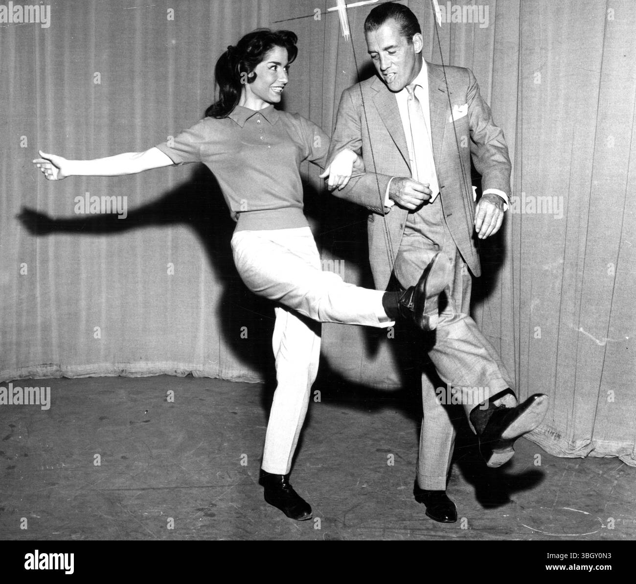 Ed Sullivan danse avec Carol Lawrence pendant une répétition. Les deux feront le même numéro à l'antenne quand Sullivan reviendra à l'écran après un mois d'hospitalisation. 6/2/1960 Banque D'Images