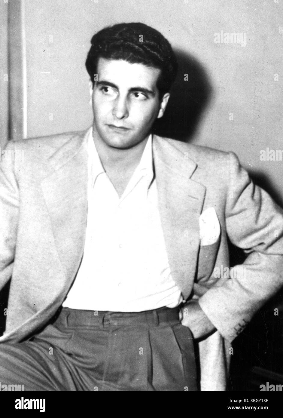 Johnny Stompanato, ex-garde du corps du gangster Mickey Cohen, et petit ami de l'actrice Lana Turner, aurait été tué à coups de couteau par Cheryl Crane, la fille de 14 ans de Mme Turner, parce qu'il aurait menacé de défigurer une star de cinéma. Il l'avait agressée physiquement pendant plusieurs années. 4 mai 1958 Banque D'Images