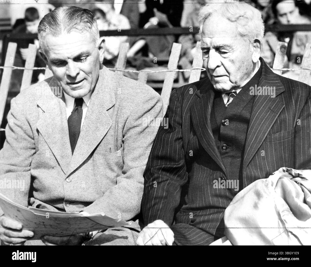 Amos alonzo Stagg, 89 ans, vétéran de l'entraînement de football, aide à diriger son fils, Amos Alonzo Stagg, Junior, (à gauche), dans son entraînement de la victoire indéfaite des équipes de l'Université Susquehanna sur le Collège Haverford. 11 novembre 1951j Banque D'Images