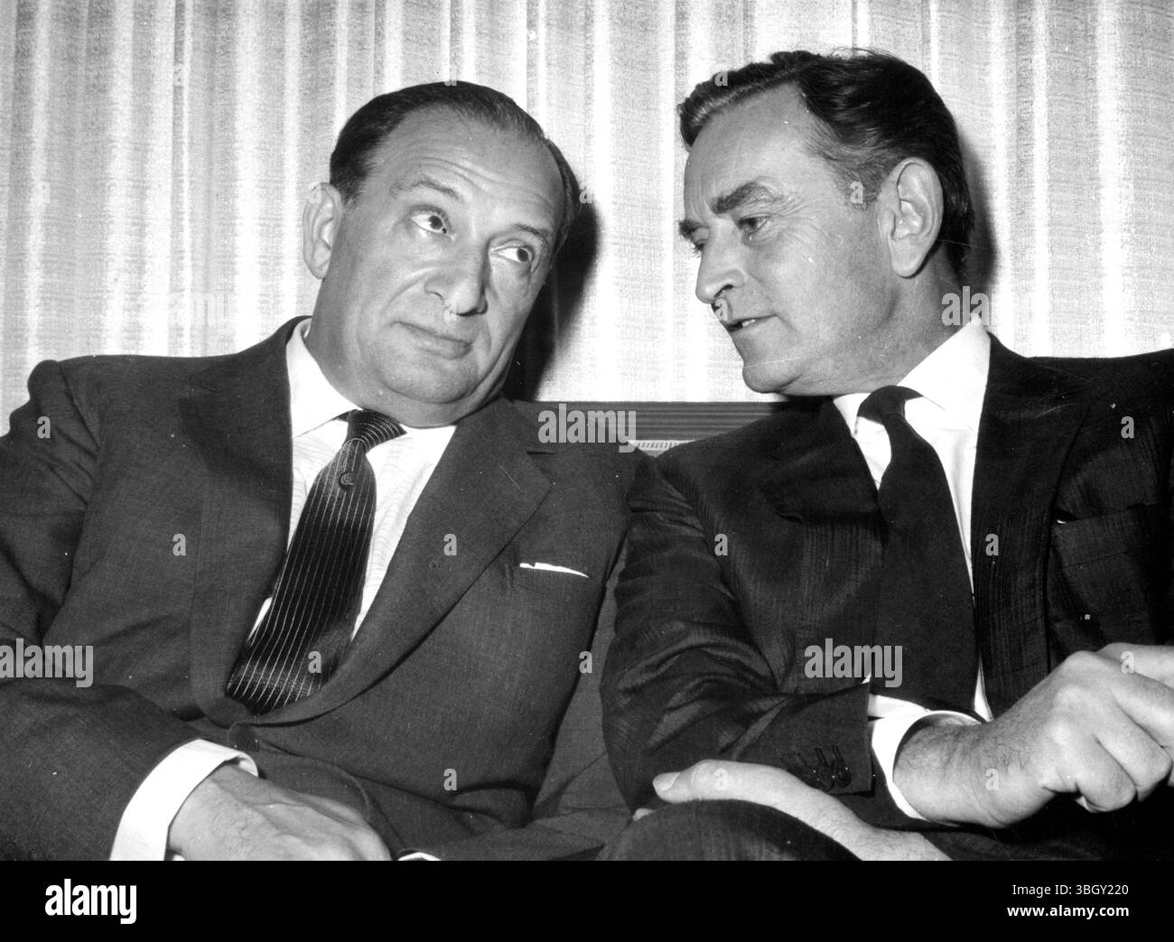 Le producteur Sam Spiegel (à gauche) avec le réalisateur britannique David Lean lors d'une conférence. 17 février 1960 Banque D'Images