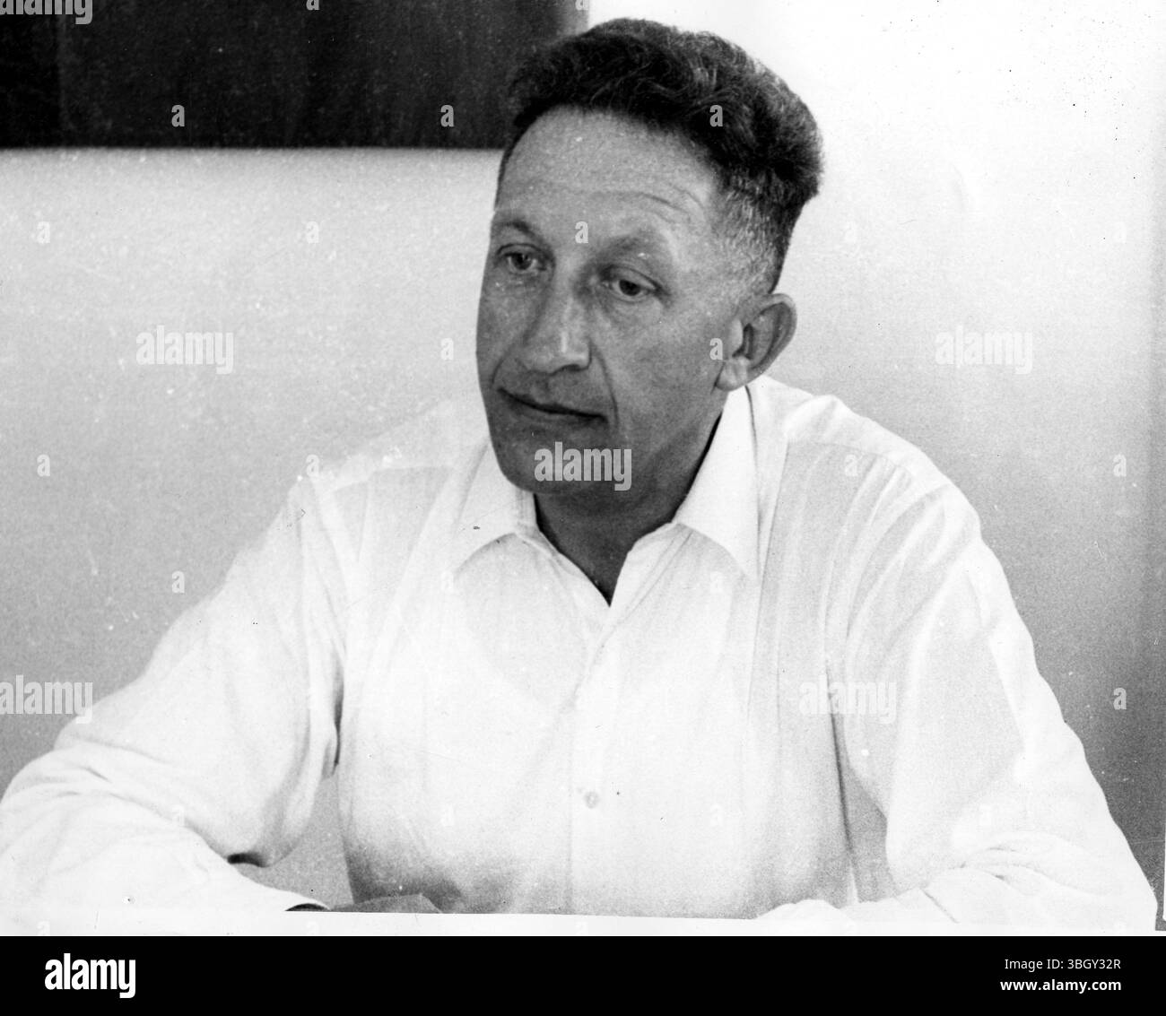 Nitzav Avraham Selinger, chef du Bureau de police 06, qui a récemment déclaré que lui et d'autres enquêteurs du bureau préparant l'affaire contre Adolf Eichmann se rendraient en Union soviétique et dans d'autres pays d'Europe de l'est. 30 juillet 1960 Banque D'Images