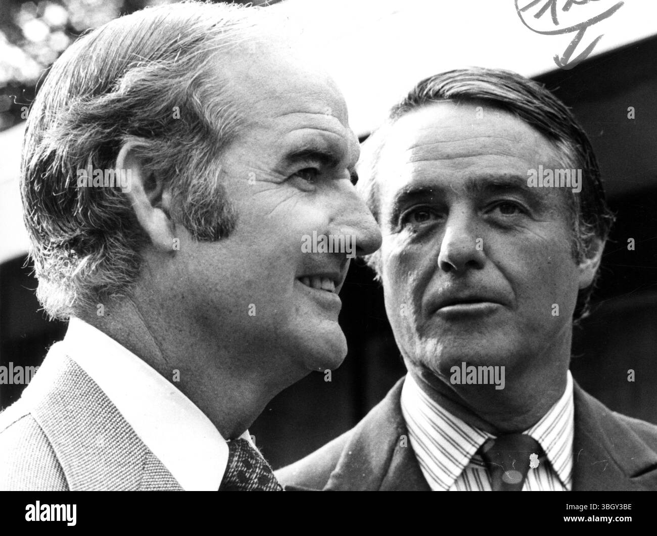 Le candidat à la présidence George S. McGovern (à gauche) et Sargent Shriver, son choix comme candidat à la présidence, rencontrent la presse devant la maison de McGovern. 7 août 1972 Banque D'Images