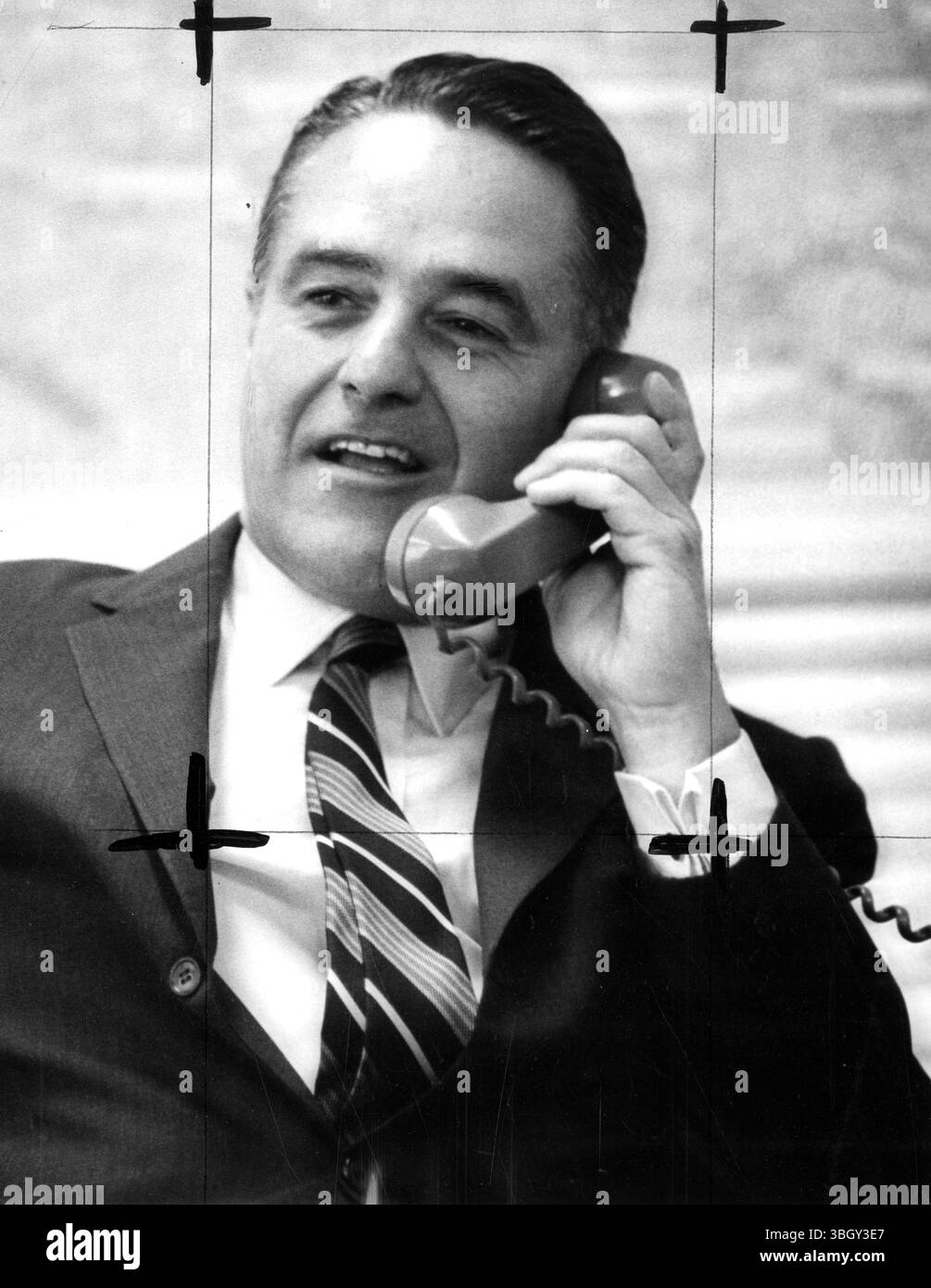 Le directeur du corps de la paix, Sargent Shriver, le montre occupé à parler au téléphone. 26 septembre 1963 Banque D'Images