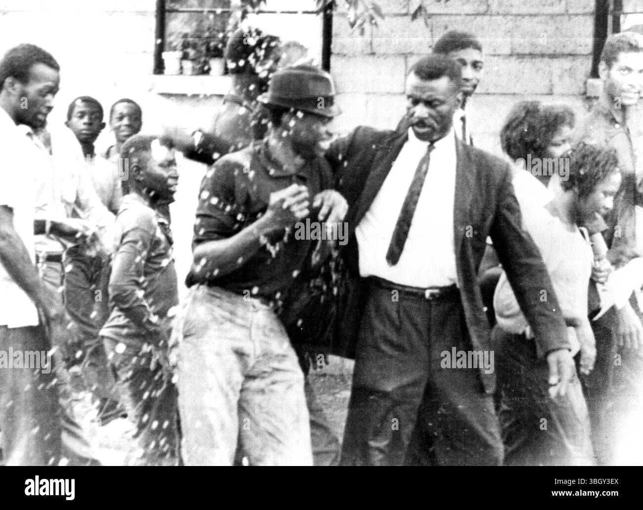 Le révérend Fred Shuttlesworth (à droite, à l'avant) gifle un jeune homme avec un chiffon humide pour avoir raillé la police lors d'une manifestation raciale, où la police et les pompiers ont utilisé des tuyaux à haute pression et une voiture blindée comme « contrôle de la foule ». 7 mai 1963 Banque D'Images