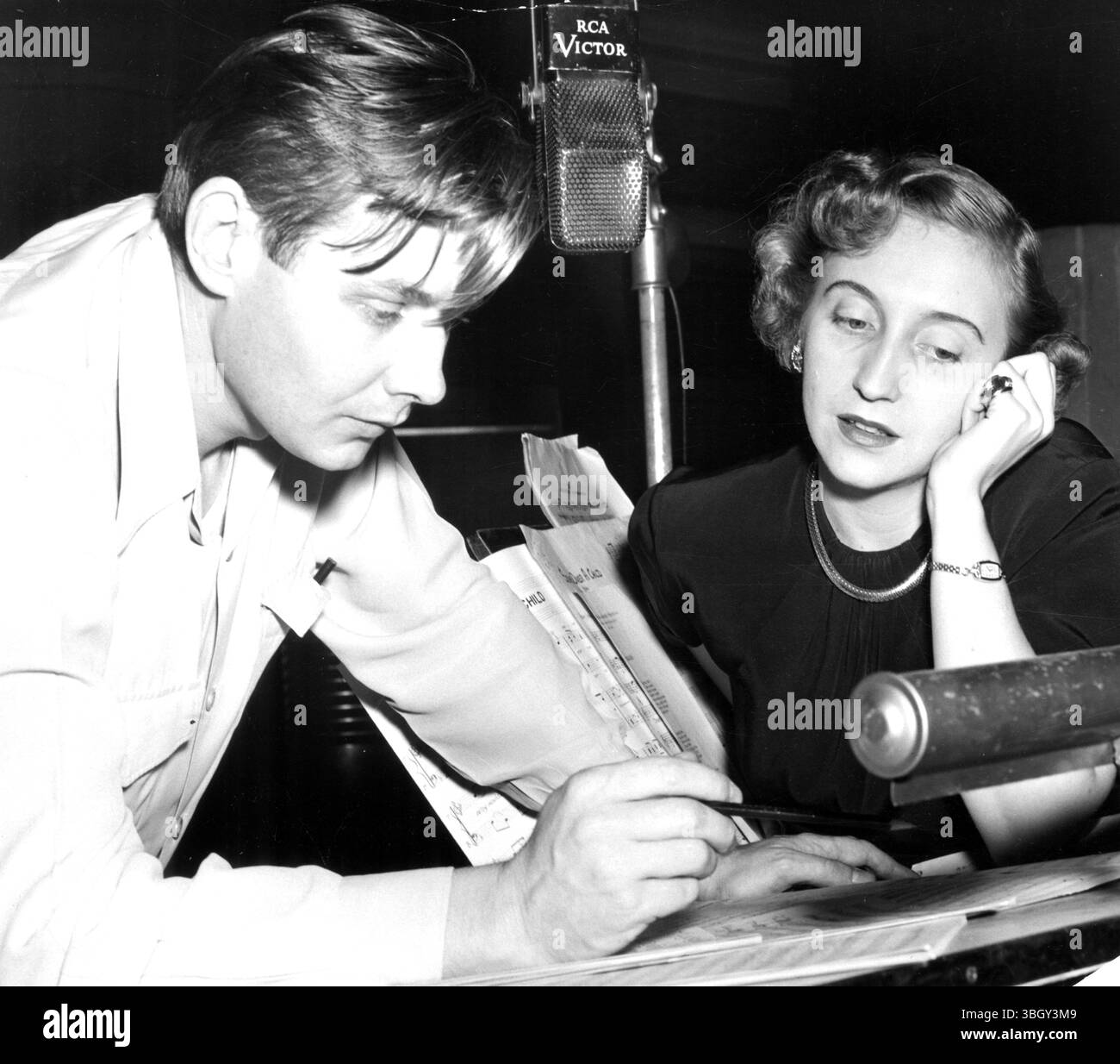 La soprano Margaret Truman passe en revue la partition de la musique avec le réalisateur Robert Shaw aux studios de RCA-Victor. 10 novembre 1950 Banque D'Images