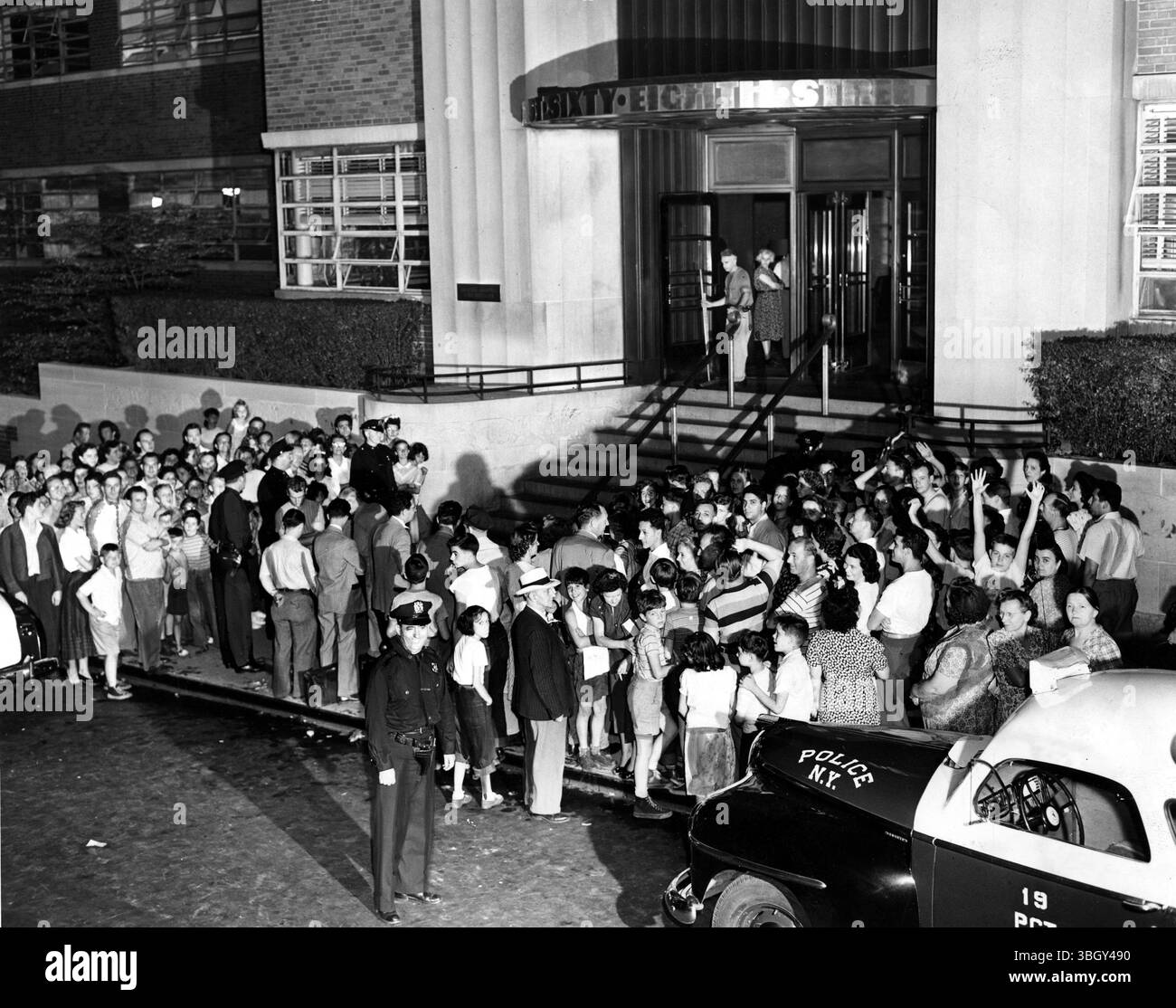 Des foules ont coincé la porte de l'hôpital Memorial alors que Babe Ruth, le célèbre roi du baseball, est mort d'un cancer à 20h01 HAE. 16 août 1948 Banque D'Images