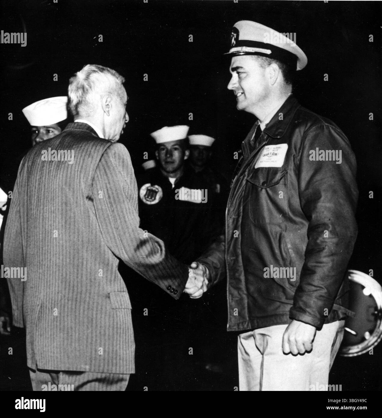 Le vice-amiral H. G. Rickover (à gauche) est accueilli à bord du sous-marin de missiles Polaris 'Nathan Hale' par le capitaine, le commandant Joseph L. Russell. 17 octobre 1963 Banque D'Images