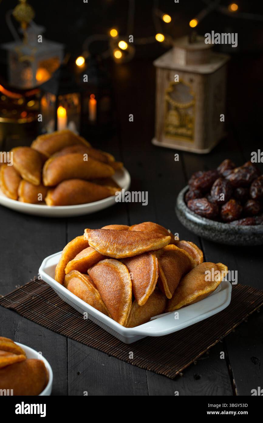 Qatayef, dessert arabe du Ramadan du moyen-Orient. Banque D'Images