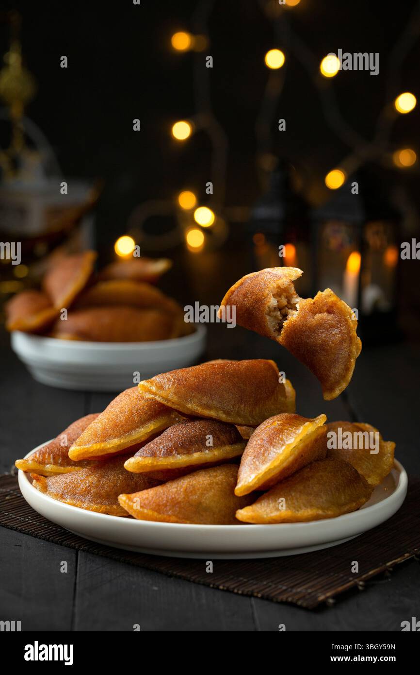 Qatayef avec des noix, dessert traditionnel arabe du Ramadan moyen-oriental. Banque D'Images