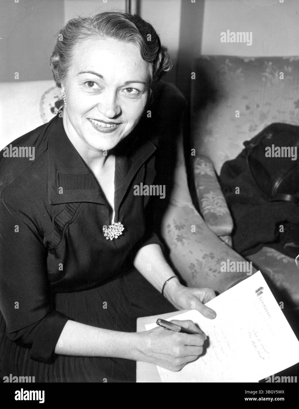 Ivy Priest, désignée par le président élu Dwight Eisenhower pour être le nouveau trésorier des États-Unis, annonce l'une de ses principales corvées : signer du papier-monnaie américain. 25 novembre 1952 Banque D'Images