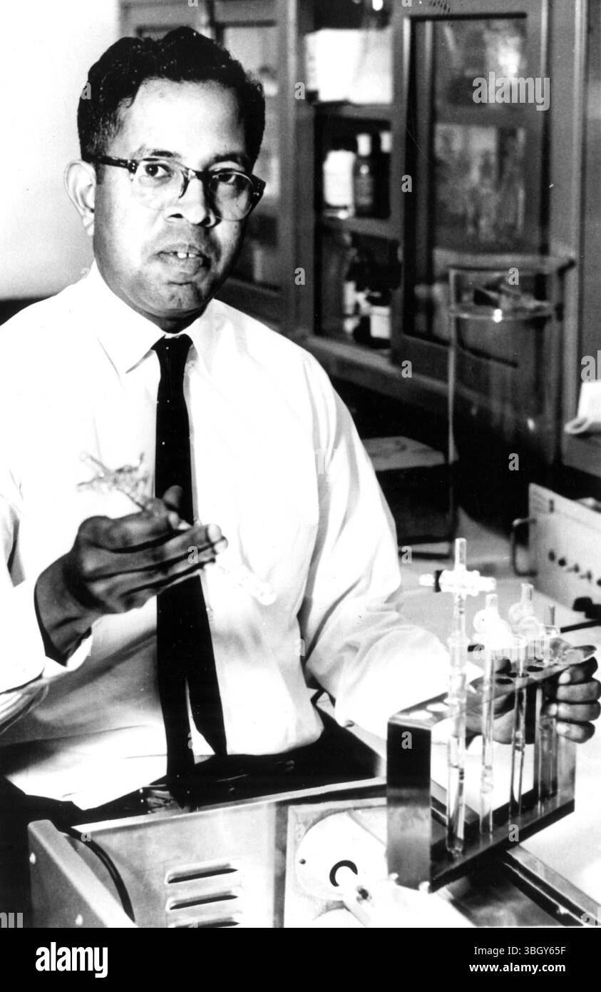 Affiche l'équipement de laboratoire. Le Dr Cyril Ponnamperuma, Ceylan, chercheur au Centre de recherche Ames, expose le 19 août, le simple équipement lavatorial utilisé dans la production artificielle d'ATP (adénosine triphosphate), une source d'énergie nécessaire à toutes les formes de vie. 21 août 1963 Banque D'Images