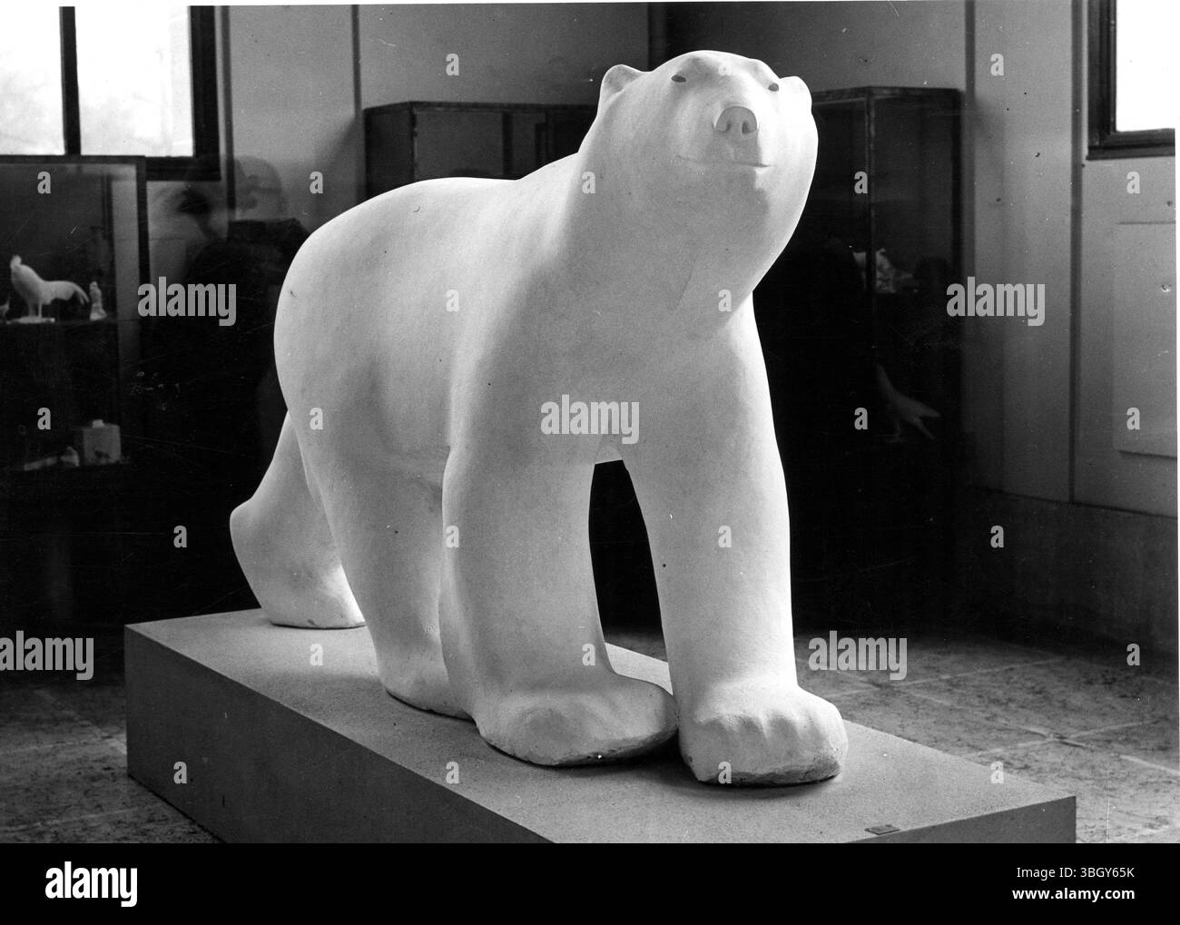 L’inauguration d’une série de sculptures animalières de feu François Pompon à la Galerie Botanique du jardin des plantes a eu lieu en présence de Prés Lebrun. La photo montre le modèle grandeur nature d'un ours polaire réalisé par le regretté François Pompon. 13 janvier 1933 Banque D'Images