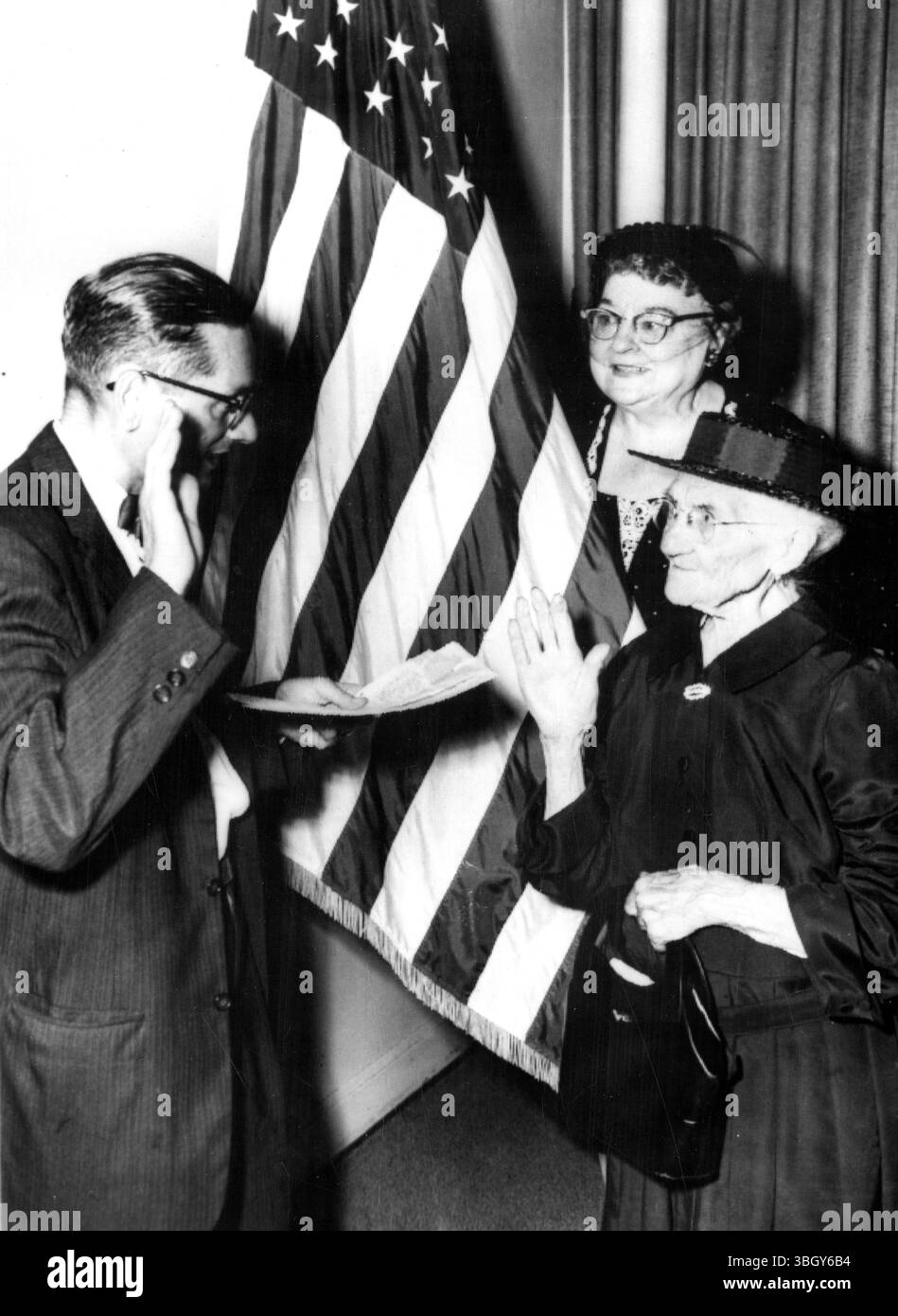 Un citoyen à 100. Réalisant un rêve de toute une vie, Mme Marya Poburka (à droite), qui célèbre son 100e anniversaire le 15 août, prête serment en tant que citoyenne américaine ici le 10 août. 10 août 1959 Banque D'Images