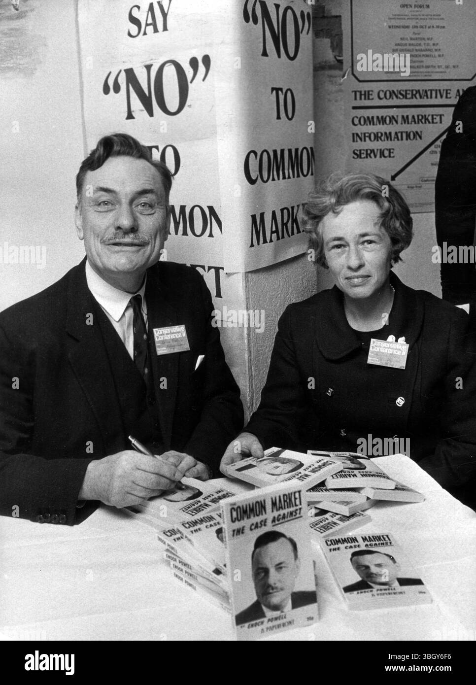 Comment l'anti-marketeer. Le député conservateur anti-lemmen Market Enoch Powell et sa femme, Pamela, une scène à l'intérieur du centre conservateur anti-marché commun ici hier, alors que M. Powell a autographié des exemplaires du livre "le marché commun - la plainte contre". 14 octobre 1971 Banque D'Images