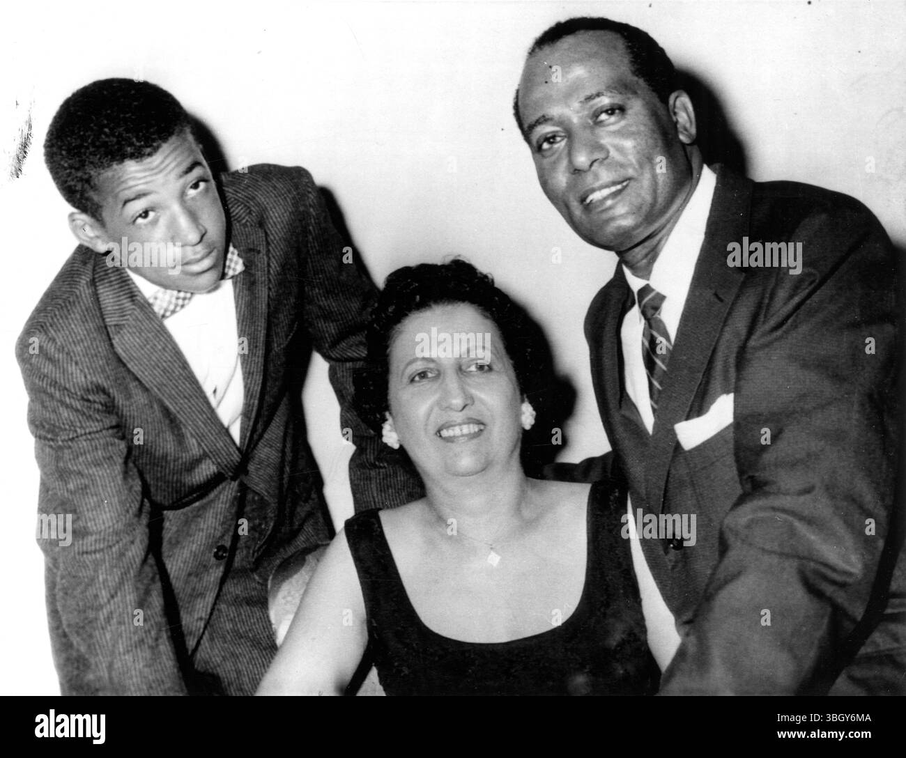 Le juge James B. Parsons, le premier Noir à remporter une nomination à vie en tant que juge de la Cour de district des États-Unis, est montré avec sa femme Amy et son fils Hans-Dieter (à gauche). 10 août 1961 Banque D'Images
