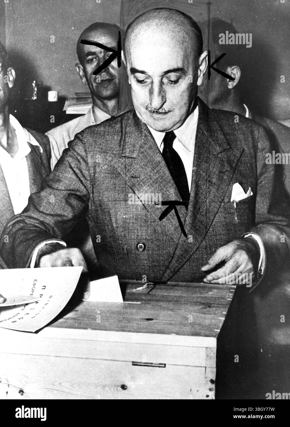 Le maréchal Alexander Papagos, chef du parti nouvellement formé du « rassemblement grec », a voté alors que les Grecs de toute la nation votent pour un nouveau parlement. 10 septembre 1951 Banque D'Images