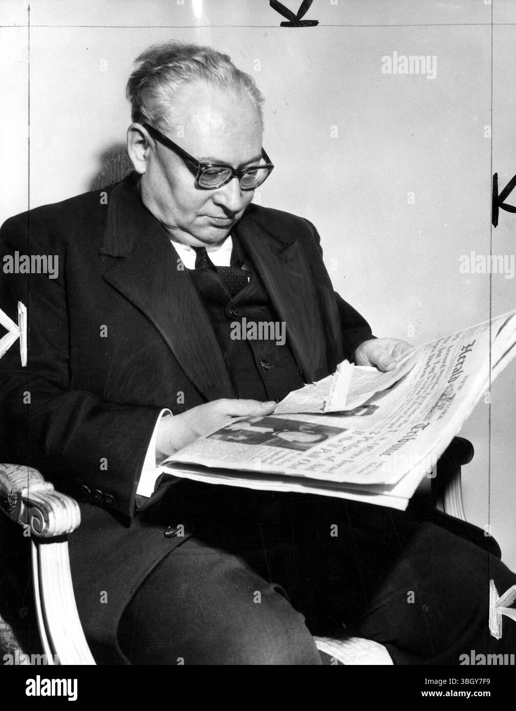 Rattraper les actualités. Le chef socialiste ouest-allemand Erich Ollenhauer rattrape les nouvelles dans sa chambre (à l'hôtel Plaza) ici. 12. Février. Le chef du parti, âgé de 56 ans, est ici pour une visite de 17 jours aux États-Unis et au Canada. 12 février 1957 Banque D'Images