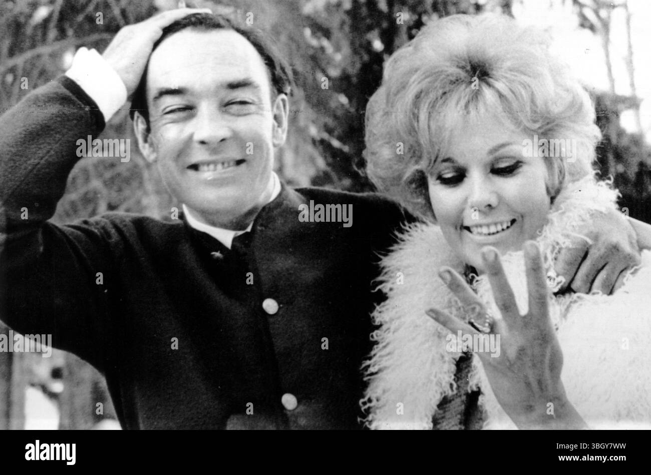 L'actrice Kim Novak affiche fièrement ses bagues, alors que le nouveau mari, l'acteur britannique Richard Johnson, semble un peu perplexe. 16 mars 1965 Banque D'Images