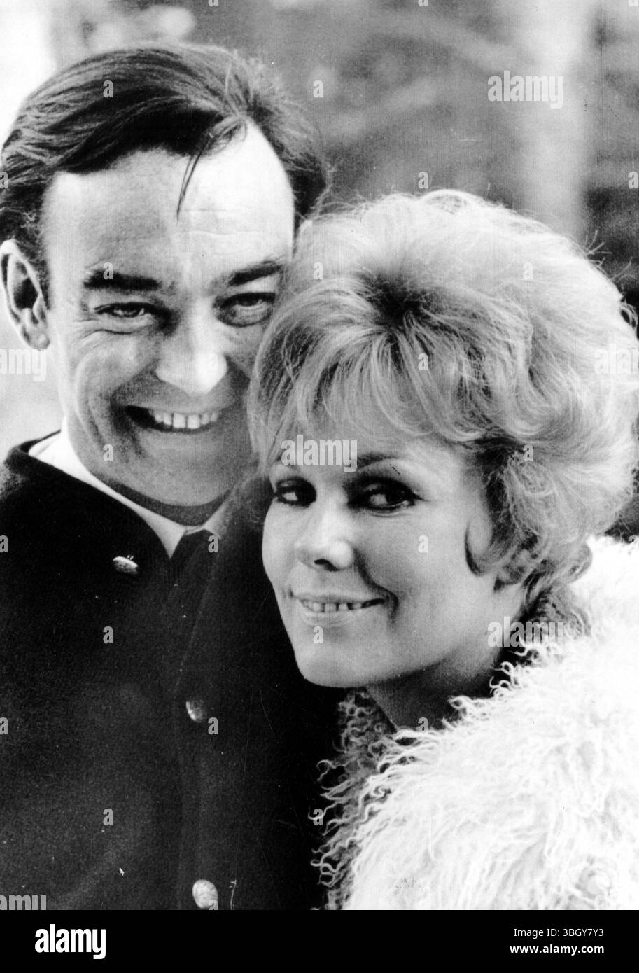 L'actrice Kim Novak et l'acteur britannique Richard Johnson sont joues à joues après leur mariage dans un cadre idyllique sur ce terrain de jeu hivernal. 15 mars 1965 Banque D'Images