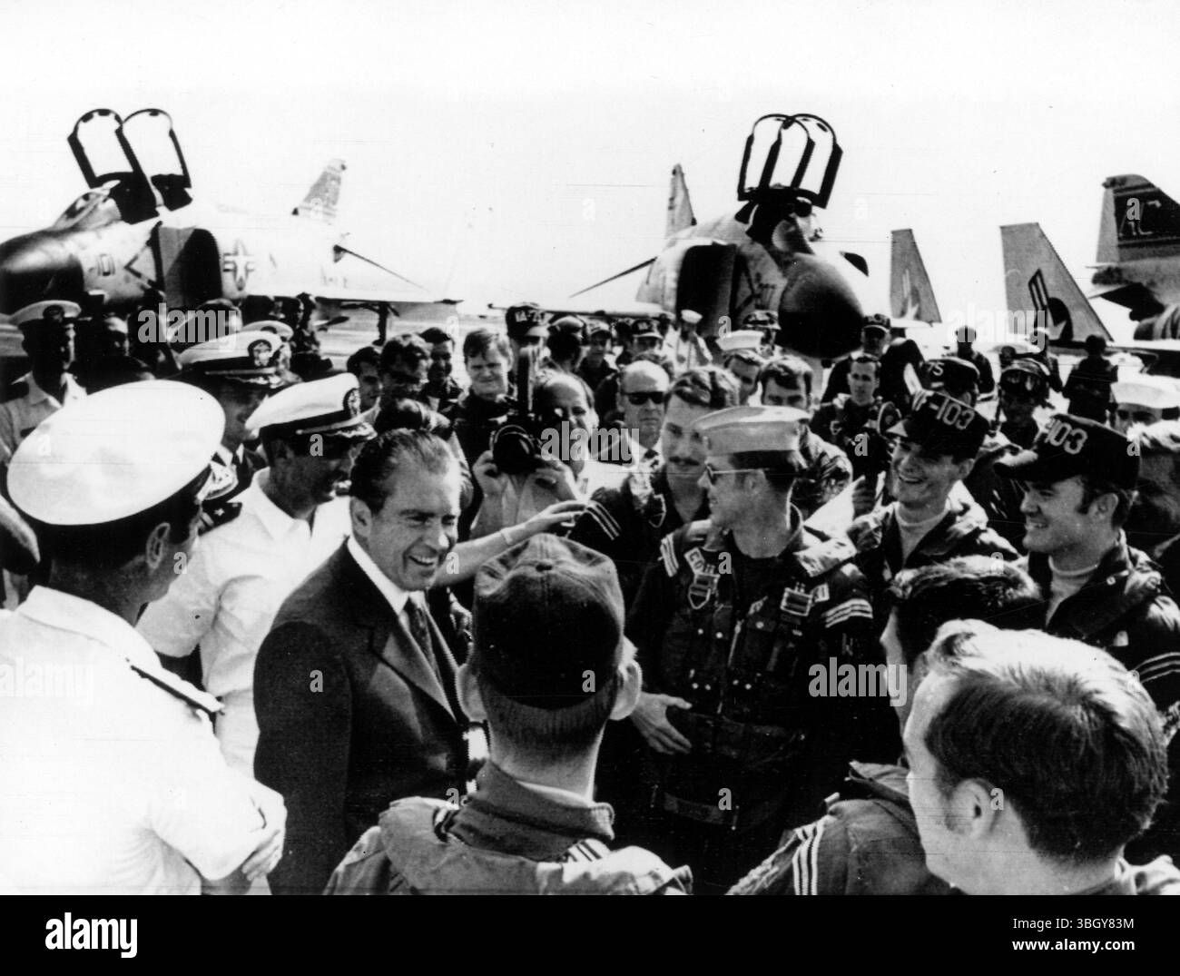 Le commandant en chef Richard Nixon discute avec les pilotes sur le pont d'envol du porte-avions USS Saratoga alors qu'il effectue une brève visite. 29 septembre 1970 Banque D'Images