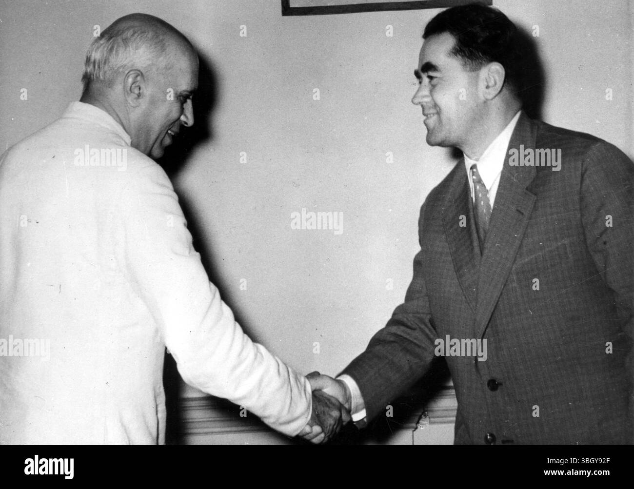 Le premier ministre indien Shri Jawaharlal Nehru reçoit M. Mukitdinov, président de la commission des affaires étrangères du conseil des nationalités du Soviet suprême, URSS, lorsque le ministre soviétique a convoqué le premier ministre. 16 octobre 1959 Banque D'Images