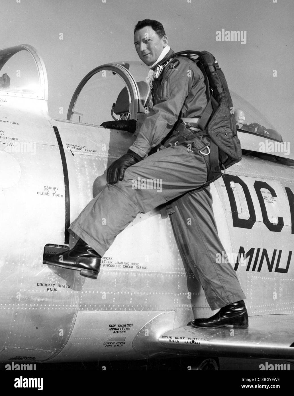 Le colonel William W Milliken, CIO de la cent 13th chasseur bombardier Wing, Washington, achète son avion F 86 Sabre à l'aéroport international avant de décoller pour une tentative de record de vitesse à travers le pays. La destination du vol sera Mitchell Air Force base, Hempstead. 2 janvier 1954 Banque D'Images Le colonel William W Milliken, CIO de la cent 13th chasseur bombardier Wing, Washington, achète son avion F 86 Sabre à l'aéroport international avant de décoller pour une tentative de record de vitesse à travers le pays. La destination du vol sera Mitchell Air Force base, Hempstead. 2 janvier 1954 Banque D'Images