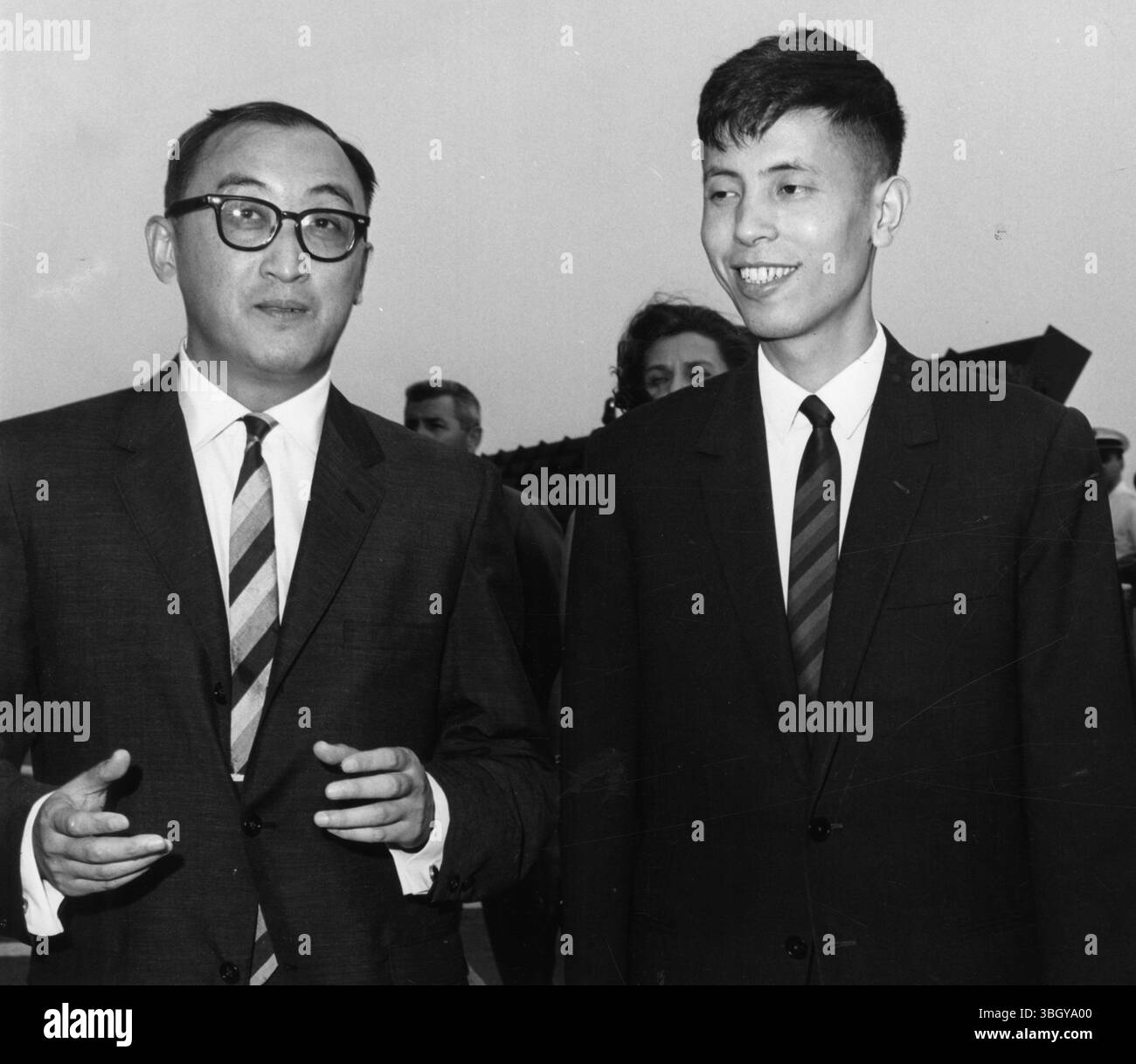 N'en lisez plus, affirme le transfuge chinois. Miao Chen Pai, 29 ans technicien en import-export (à droite), qui a fait défection de l’ambassade chinoise à Damas, en Syrie, où il a émergé l’aéroport Kennedy ici le 30 août et est accueilli par Robert Loh, un employé du département de la défense américain en ligne au département d’État. 30 août 1966 Banque D'Images