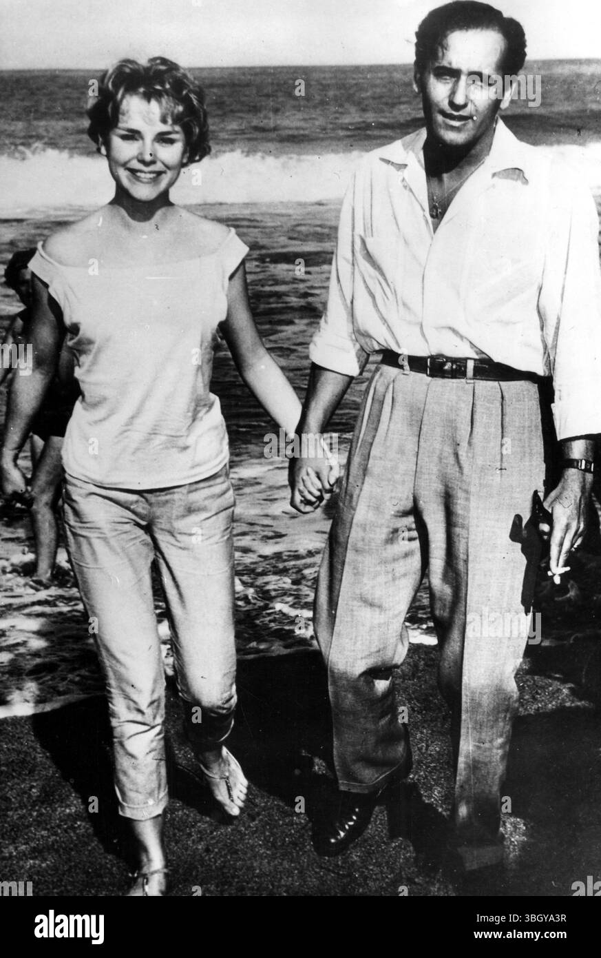 Page suivante à Mar del Plata. L'acteur argentin Alberto de Mendoze, rolics sur la plage avec l'actrice allemande Susanne Cramer, lors d'une pause de premiers, Balls, etc. 24 mars 1959 Banque D'Images