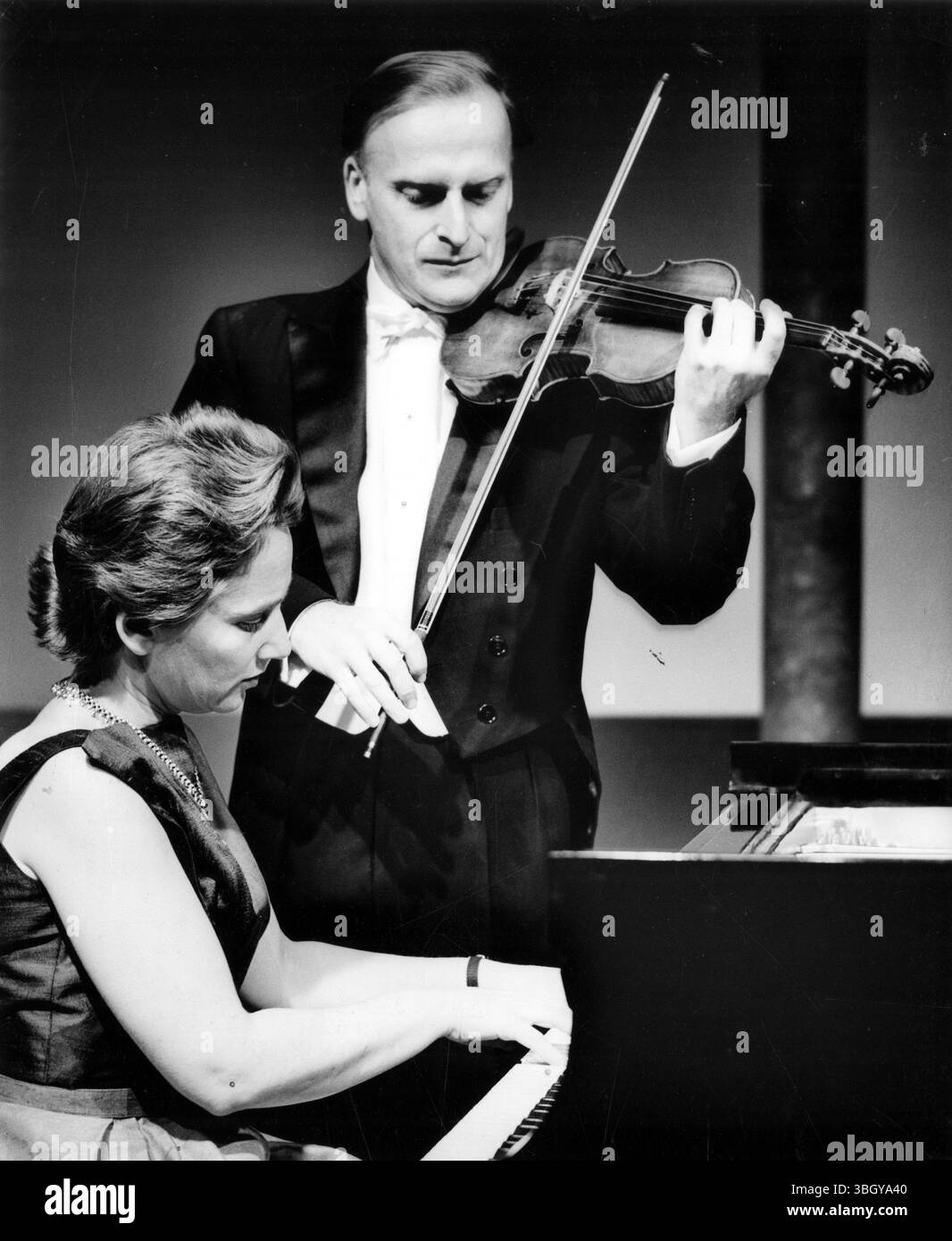 Réglé pour Festival. Acclamés pour leur puissance dans l'art de la musique, Yehudi Menuhin et sa sœur, Hephzibah . Juin en préparation d'une apparition présidentielle à la télévision 'Festival of Performing Arts'. Le spectacle prévu pour début février, sera la première fois, violoniste et sa sœur pianiste jamais apparu dans un concert télévisé aux États-Unis. Le programme parrainé par la Standard Oil Company sera syndiqué à l'échelle nationale pour la première fois cette année après une saison réussie l'an dernier. 31 janvier 1963 Banque D'Images