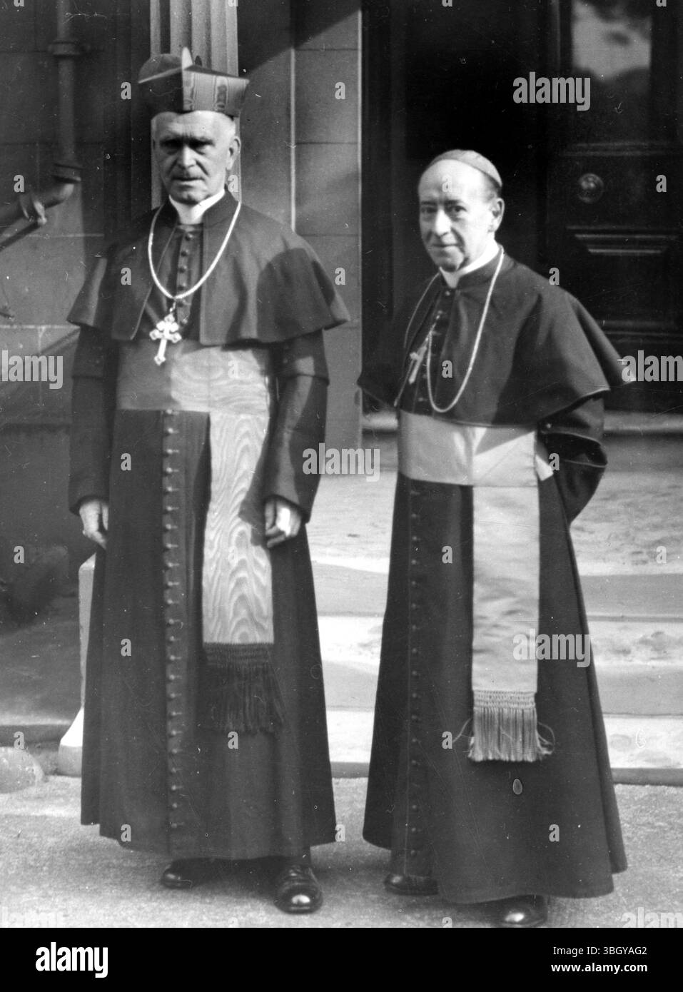 Le légat papal arrive à Liverpool pour avoir posé la première pierre de la grande nouvelle cathédrale. Le cardinal McRory d'Irlande, est arrivé à Liverpool en tant que légat papal pour le mensonge et la bénédiction de la première pierre de la nouvelle cathédrale catholique romaine de Liverpool de 3 000 000 £. Le cardinal McRory officiera en place un cardinal Bourne, archevêque de Westminster, gravement malade à Londres. Photos, Cardinal McRory (plus grand) le légat papal, avec l'archevêque de Liverpool (Dr Downey) à l'arrivée. 3 juin 1933 Banque D'Images