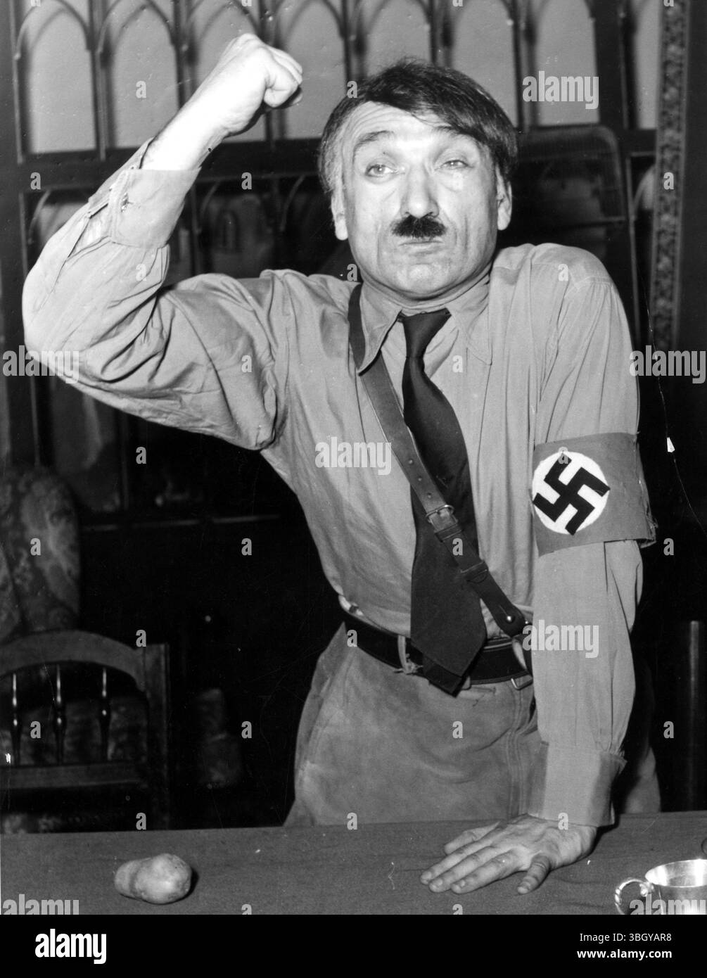 Jacques Mauclair s'habillait en Adolph Hitler dans un uniforme nazi. 9 janvier 1958 Banque D'Images