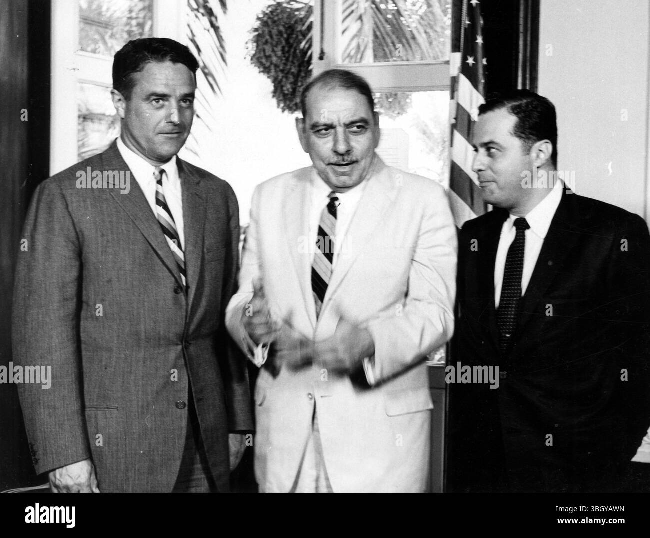 Le gouverneur Luis Munoz Marin de Porto Rico (au centre) discute du corps de la paix avec le directeur R. Sargent Shriver (à gauche) et Rafael Sancho Bonet, le corps de la paix nouvellement nommé à Porto Rico. 11 juillet 1961 Banque D'Images