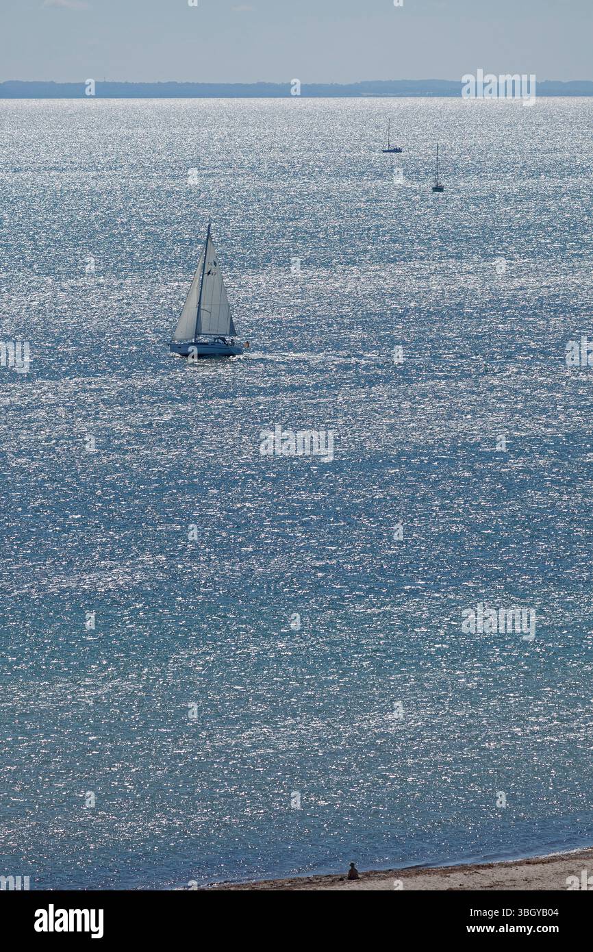 Bateau à voile au large de l'île, Flügge, île de Fehmarn, Schleswig-Holstein, Allemagne Banque D'Images