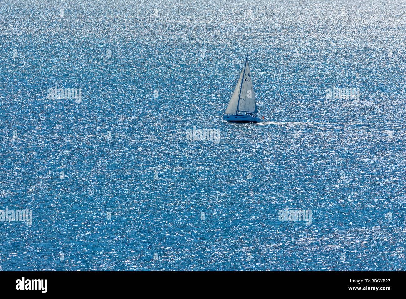 Bateau à voile au large de l'île, Flügge, île de Fehmarn, Schleswig-Holstein, Allemagne Banque D'Images