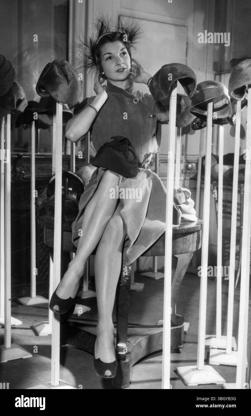 Colette Marchand, choisit sa garde-robe. 17 décembre 1952 en français Banque D'Images
