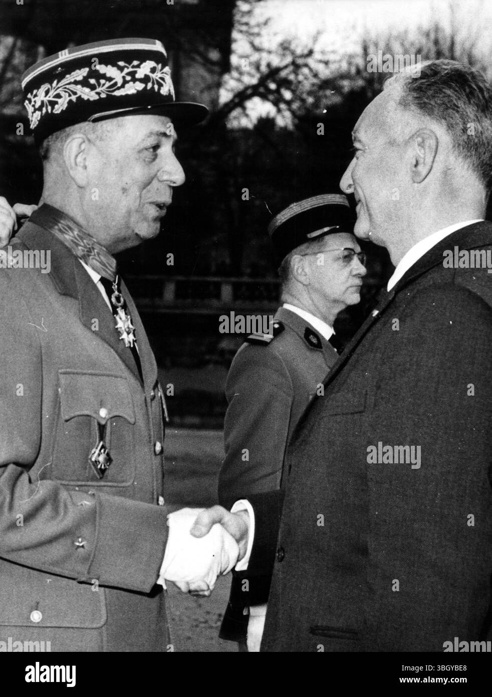 Pierre Messmer (à droite) serre la main du général Ernest Wielfried Mahieux. 4 décembre 1965 Banque D'Images