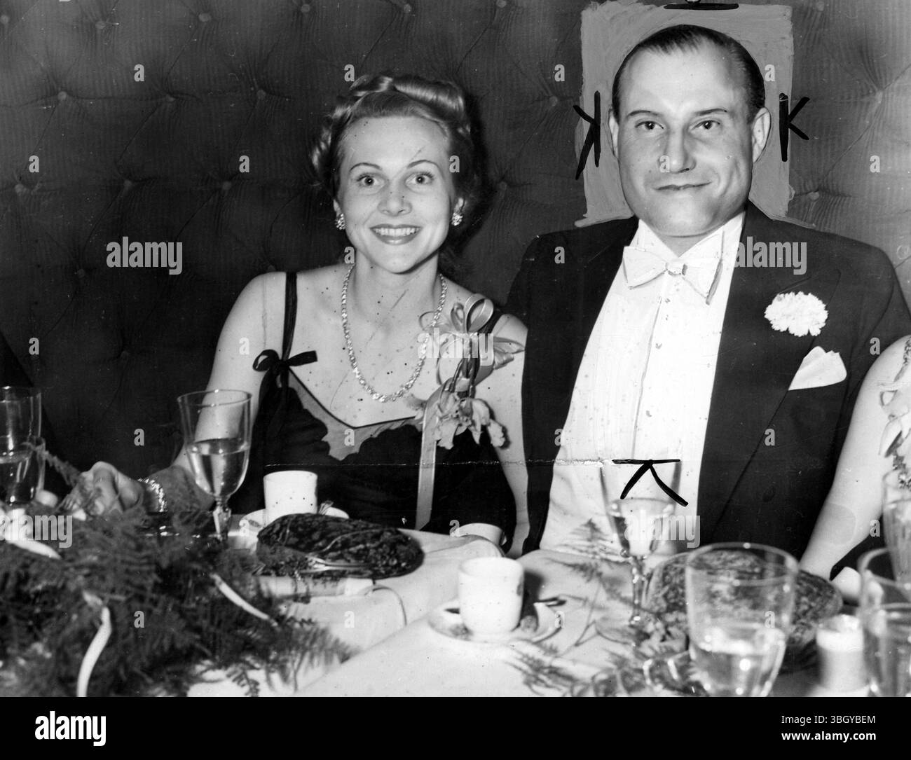 Fritz Mandl, ancien magnat des munitions et ancien mari de l'actrice Hedy Lamar, photographié avec sa récente épouse, l'ancienne Herta Schneider, autrichienne, alors qu'ils accueillent le nouvel an au Fefe's Monte Carlo. 1er janvier 1940 Banque D'Images