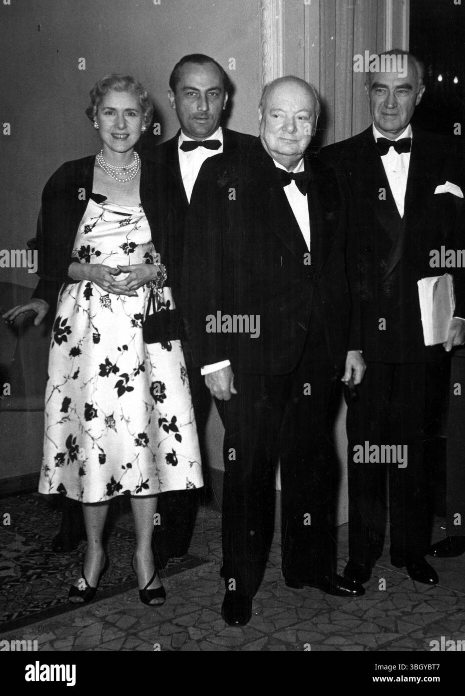 L'ambassadrice des États-Unis, Mme Clare Boothe Luce, et son mari, l'éditeur Henry Luce (à droite) posent avec l'ex-premier ministre britannique Sir Winston Churchill dans un hall de l'hôtel où ce dernier passe ses deux semaines de vacances siciliennes. 17 avril 1955 Banque D'Images