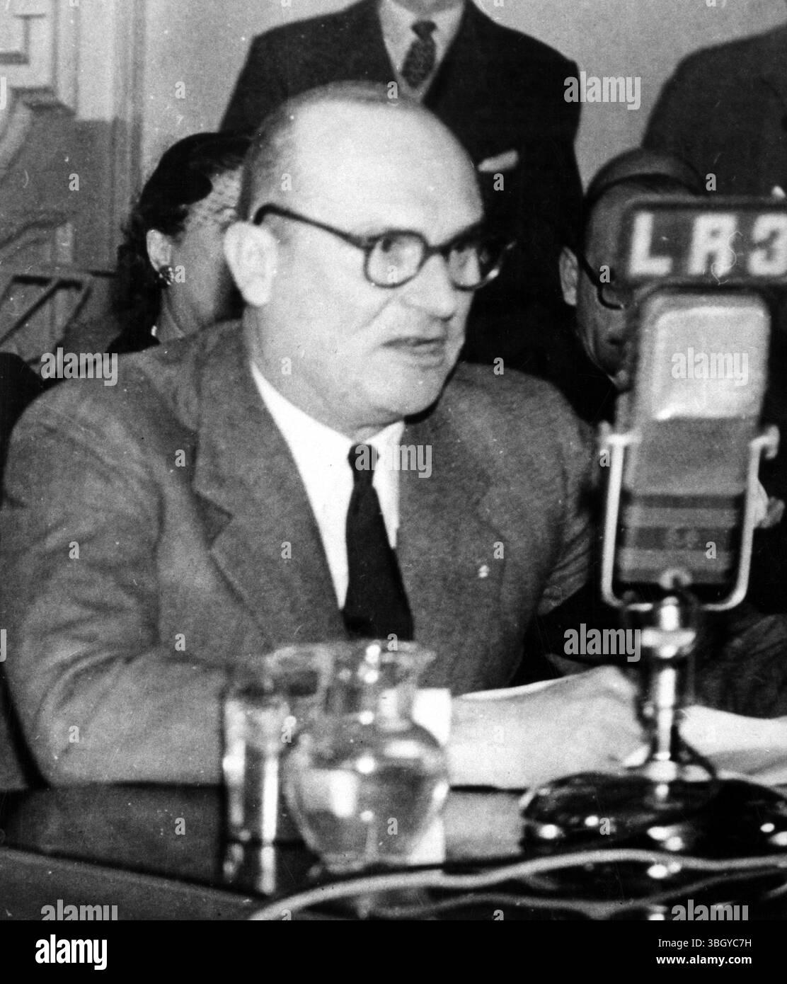 Alejandro Leloir, président du Conseil suprême péroniste, a appelé à une nouvelle « révolution du 17 octobre » pour forcer le rejet de la démission du président Juan Peron à la tête du gouvernement argentin. Peron annonce sa démission et Leloir lance immédiatement un appel aux travailleurs et aux membres du parti pour organiser une autre révolution. Les partisans de Peron ont prédit qu'il pourrait sortir de la manœuvre « plus puissant que jamais ». 31 août 1955 Banque D'Images