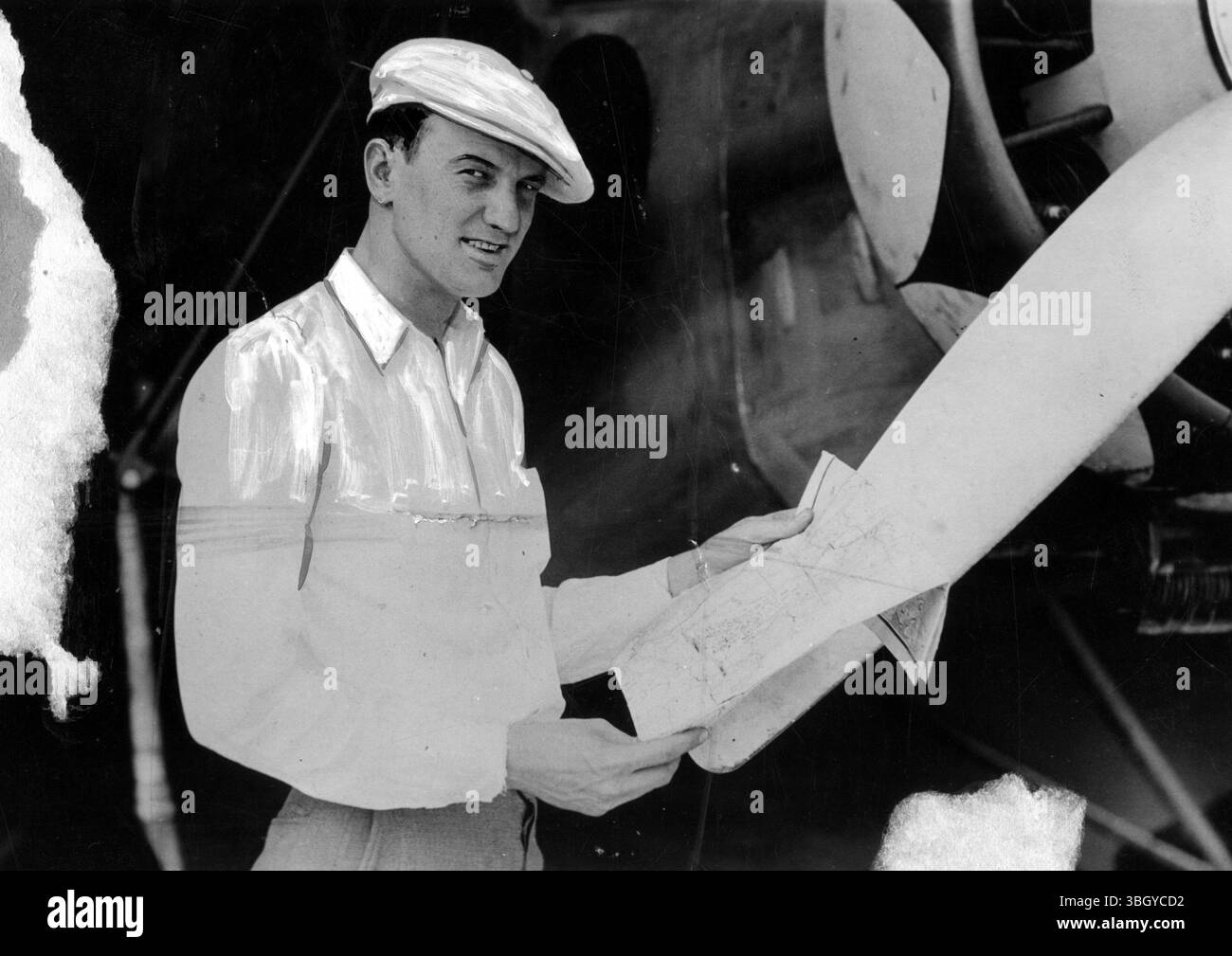 Clyde Lee, pilote et navigateur de l'avion 'Oshkosh B'Gosh', est montré sur son terrain d'origine planifiant un vol transatlantique à destination d'Oslo, en Norvège. Lui et son copilote, Julius Robertson, sont considérés comme les plus jeunes pilotes à avoir jamais tenté une telle aventure. 29 juin 1932 Banque D'Images
