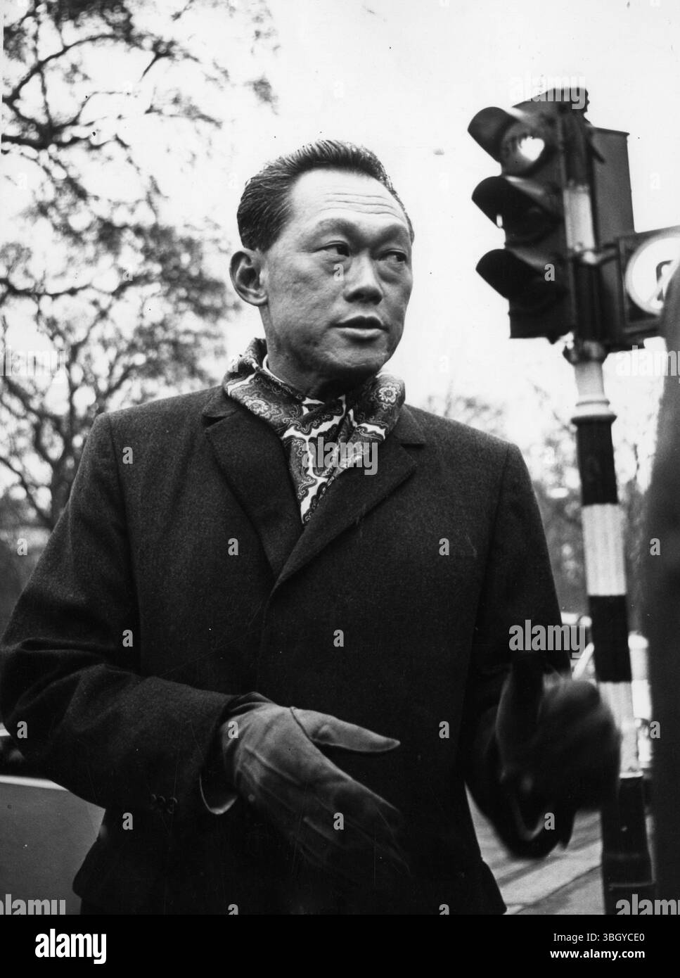 Le premier ministre de Singapour Lee Kuan Yew regarde avec prudence le rouge pour le feu « stop », lors de sa promenade de Marlborough House à Hyde Park Hotel. Malheureusement pour M. Lee, le feu rouge est venu comme un avertissement assez tardif. Alors qu'il terminait ses pourparlers avec le secrétaire britannique du Commonwealth George Thomson, le premier ministre Harold Wilson annonça à la Chambre des communes que les forces britanniques en extrême-Orient seraient retirées d'ici la fin de 1971. M. Lee est arrivé à Londres il y a 10 jours dans l'espoir de dissuader le premier ministre Wilson d'un retrait rapide des troupes. 16 janvier 1968 Banque D'Images