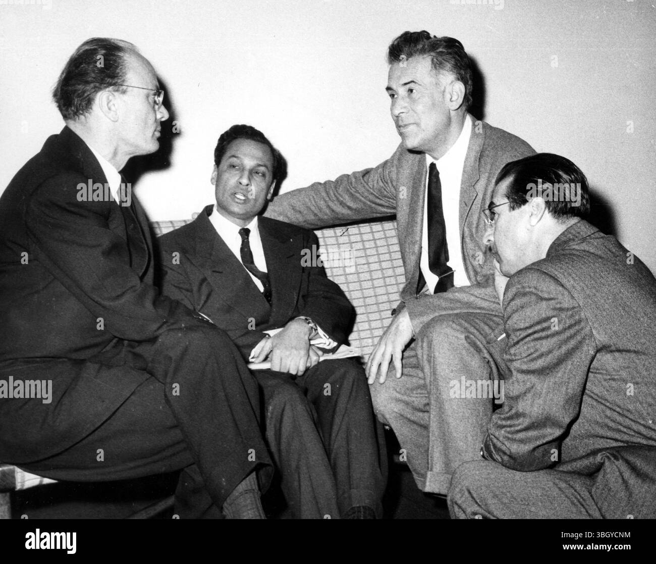 Réunis dans un caucus informel, ces délégués des Nations Unies discutent des choses au cours d'une réunion de l'Assemblée générale des Nations Unies. De gauche à droite : Dr Joze Brile, de Yougoslavie ; l'ambassadeur indien Arthur S. Lall, Srdja Prica, de Yougoslavie ; et Dimce Belovski, de Yougoslavie. Ignorant les menaces de boycott de la Russie, l'Assemblée générale a voté pour élargir la commission du désarmement de l'ONU à 14 membres. 19 novembre 1957 Banque D'Images