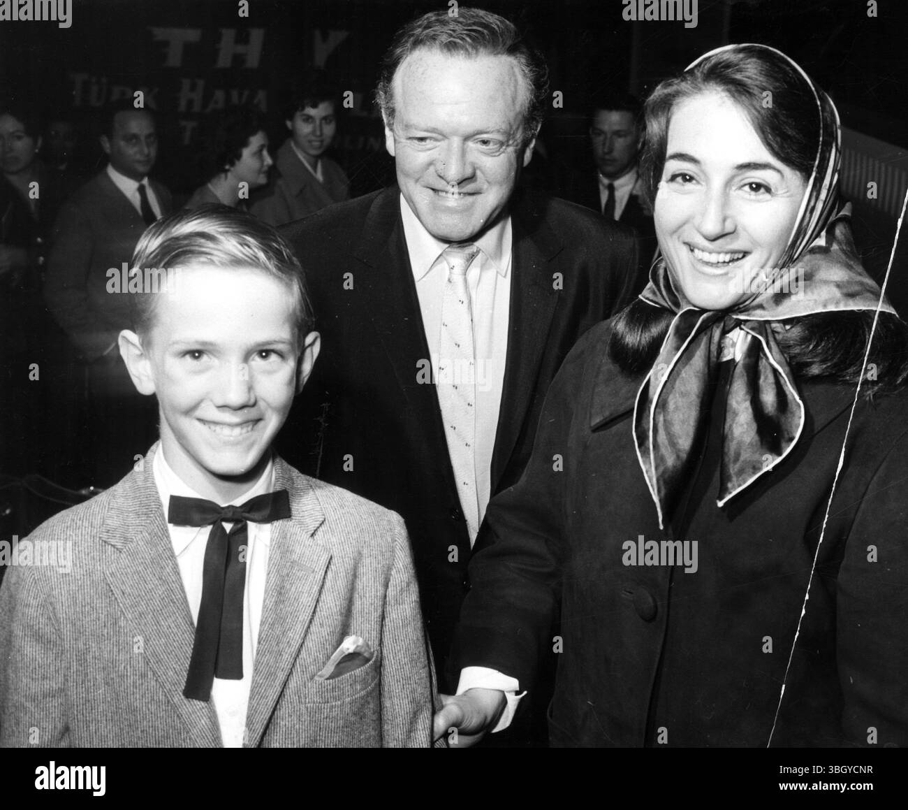 L'acteur américain Van Heflin, l'actrice debuntante Ellie Lambetti des États-Unis et l'acteur Michael Stellman arrivent pour la première mondiale à Rome de leur film 'il Relitto' (le wastrel, d'après un roman de Frederic Wakeman) qui a été produit en Italie et réalisé par Giovanni Paolucci. 25 février 1961 Banque D'Images